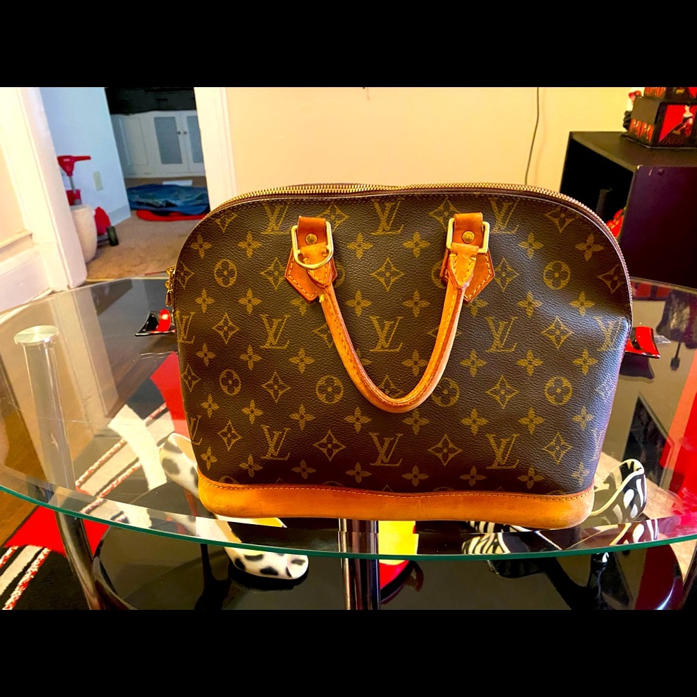 Selling my very lovely Authentic Vintage Louis bag a lot of life left in bag